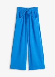 Spodnie Marlena z lekkiej krepy. Niebieskie spodnie materiałowe damskie bonprix, bez wzorów. Za 74.99 zł.