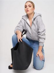 Torebka na ramię z imitacji skóry - czarny. Czarne torby na ramię damskie Sinsay, bez wzorów, ze skóry, bez dodatków. Za 59.99 zł.