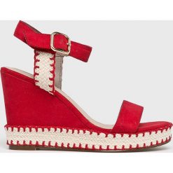 Tamaris - Koturny. Czerwone klapki damskie Tamaris, bez wzorów, z gumy, bez obcasa, na koturnie, bez zapięcia. W wyprzedaży za 179.90 zł.