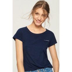 T-shirt z kieszenią - Granatowy. Niebieskie t-shirty damskie Sinsay. Za 14.99 zł.
