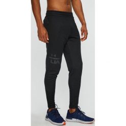 Under Armour - Spodnie. Spodnie sportowe męskie marki Under Armour. W wyprzedaży za 199.90 zł.