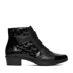 Botki Rieker. Czarne botki damskie Rieker, bez obcasa, na słupku, bez zapięcia. Za 389.99 zł.