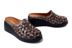 Artiker Relaks 58C2835 brązowy, klapki damskie. Brązowe klapki damskie Artiker Relaks, bez wzorów, bez obcasa, na koturnie. Za 219.90 zł.