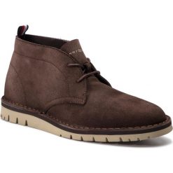Trzewiki TOMMY HILFIGER - Suede Desert Boot FM0FM02198 Coffee Bean 212. Kozaki męskie marki Tommy Hilfiger. W wyprzedaży za 459.00 zł.