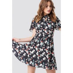 Trendyol Sukienka mini w kwiaty - Multicolor. Sukienki damskie marki Trendyol. W wyprzedaży za 48.57 zł.