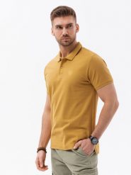 Koszulka męska polo z dzianiny pique - musztardowy V8 - Rozmiar: M. Żółte koszulki polo męskie Ombre Clothing, m, bez wzorów, z bawełny, klasyczne, bez ramiączek. W wyprzedaży za 19.99 zł.