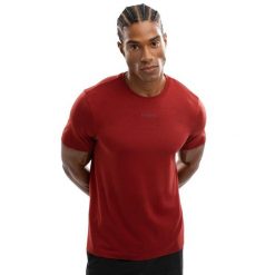 Męska koszulka treningowa z krótkim rękawem Fitness Siroko Camargue. Czerwone koszulki sportowe męskie SIROKO, m, bez wzorów, z tkaniny, bez kołnierzyka, bez ramiączek, na fitness i siłownię. W wyprzedaży za 54.00 zł.