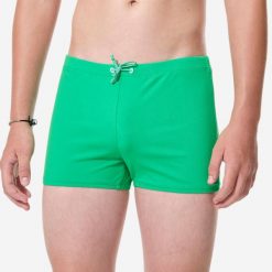 Bokserki pływackie dla dzieci Decathlon 100+. Białe kąpielówki dla chłopców Decathlon, bez wzorów, z elastanu. Za 19.99 zł.