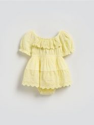 Bawełniana sukienka z falbaną - jasnożółty. Żółte sukienki niemowlęce Reserved, bez wzorów, z bawełny, bez ramiączek. Za 65.99 zł.