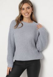 Jasnoniebieski Sweter z Dodatkiem Wiskozy i Ozdobnym Splotem Riavellea. Niebieskie swetry damskie Born2be, bez wzorów, z jeansu, biznesowe, bez kołnierzyka, bez ramiączek, bez kaptura. Za 64.99 zł.