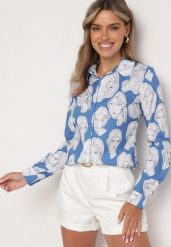Niebieska Koszula z Artystycznym Nadrukiem Twarzy Dremelia. Niebieskie bluzki damskie Born2be, m, bez wzorów, eleganckie, bez kołnierzyka, bez ramiączek. Za 69.99 zł.