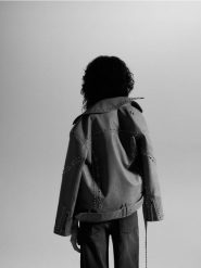 Kurtka z imitacji skóry z ćwiekami i okuciami - jasnoszary. Szare kurtki damskie Reserved, l, bez wzorów, ze skóry, bez kaptura. W wyprzedaży za 159.99 zł.