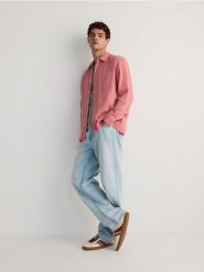 Bawełniana koszula regular fit - jasnofioletowy. Fioletowe koszule męskie Reserved, l, bez wzorów, z bawełny, bez kołnierzyka, bez ramiączek. W wyprzedaży za 39.99 zł.