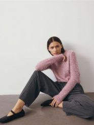 Sweter z metaliczną nitką - różowy. Czerwone swetry damskie Reserved, l, bez wzorów, z dzianiny, bez kołnierzyka, bez ramiączek, bez kaptura. W wyprzedaży za 99.99 zł.