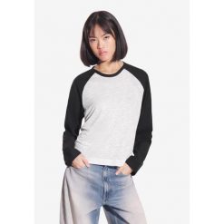 Koszulka sportowa damska Prosto College z długim rękawem. Czarne koszulki sportowe damskie Prosto., bez wzorów, bez kołnierzyka, bez ramiączek. W wyprzedaży za 132.99 zł.