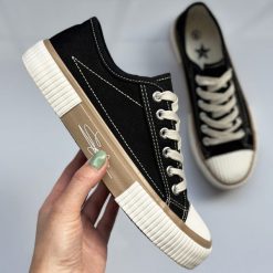 Czarne trampki damskie Super Star 525-c4. Czarne trampki i tenisówki damskie Suzana, bez wzorów, z tkaniny, retro, bez zapięcia. Za 109.00 zł.