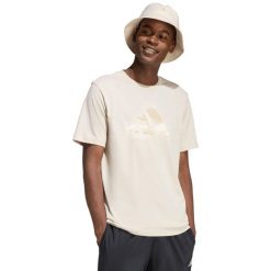 Koszulka męska adidas Camo Modern Logo Graphic. Brązowe koszulki sportowe męskie Adidas, m, bez wzorów, z bawełny, bez kołnierzyka, bez ramiączek, na fitness i siłownię. Za 91.99 zł.