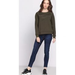 Ciemnozielona Bluza Before The Night is Over. Zielone bluzy damskie Born2be. Za 49.99 zł.