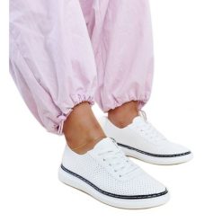 Biało-czarne ażurowe tenisówki Biserka białe. Białe trampki i tenisówki damskie w ażurowe wzory, eleganckie, bez zapięcia. Za 79.62 zł.
