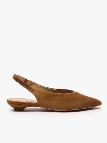 Brązowe czółenka slingback w szpic. Brązowe czółenka damskie Ryłko, bez wzorów, ze skóry, bez obcasa, na płaskiej podeszwie, bez zapięcia. Za 399.99 zł.