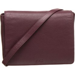 Skórzana torebka "Cary 11" w kolorze śliwkowym - 15 x 18 x 8 cm. Brązowe torby na ramię damskie marki BREE. W wyprzedaży za 318.95 zł.