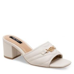 Klapki Nine West. Białe klapki damskie Nine West, bez wzorów, bez obcasa. Za 137.99 zł.