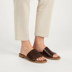 Klapki damskie Armodo, cholewka skóra naturalna model wsuwany odkryte palce płaska podeszwa lekka konstrukcja, brązowe, 40475. Brązowe klapki damskie Armodo, bez wzorów, ze skóry, bez obcasa, na płaskiej podeszwie. Za 269.00 zł.