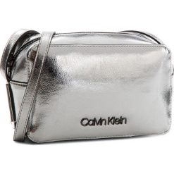 Torebka CALVIN KLEIN - Frame Camera Bag M K60K604398 910. Listonoszki damskie marki Calvin Klein. W wyprzedaży za 299.00 zł.