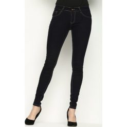 Granatowe Jeansy Disciple. Jeansy damskie marki Born2be. Za 29.99 zł.