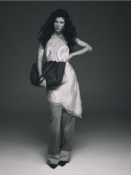 Torebka shopper z imitacji zamszu - oliwkowy. Zielone torebki shopper damskie Reserved, bez wzorów, bez dodatków. Za 179.99 zł.