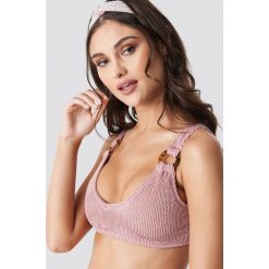Camille Botten x NA-KD Tortoise Detail Smocked Bikini Top - Pink. Bikini damskie marki Camille Botten x NA-KD. Za 121.95 zł.