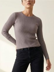 Klasyczny prążkowany sweter - beżowy. Brązowe swetry damskie Sinsay, l, bez wzorów, prążkowane, klasyczne, bez kołnierzyka, bez ramiączek, bez kaptura. Za 29.99 zł.