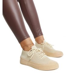 Jasnobeżowe lekkie trampki sportowe Senaida beżowy. Brązowe trampki i tenisówki damskie w ażurowe wzory, sportowe, bez zapięcia. Za 78.15 zł.