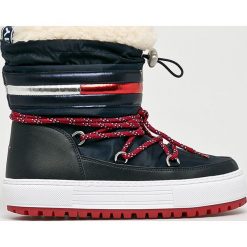 Tommy Jeans - Śniegowce. Niebieskie kozaki damskie Tommy Jeans, z jeansu, bez obcasa, na obcasie. W wyprzedaży za 449.90 zł.