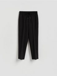 Spodnie z kantem - czarny. Czarne spodnie materiałowe damskie Reserved, l, bez wzorów, z tkaniny. Za 119.99 zł.