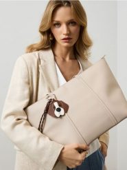 Torba shopper z imitacji skóry z zawieszką z motywem psa - kremowy. Białe torebki shopper damskie Sinsay, bez wzorów, ze skóry, bez dodatków. Za 49.99 zł.