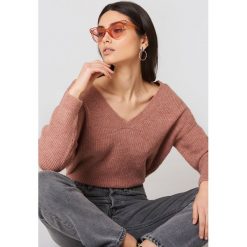 NA-KD Sweter z dekoltem V - Pink. Różowe swetry damskie NA-KD, z dzianiny. W wyprzedaży za 113.37 zł.