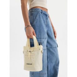 Torebka Guess Jeans. Torebki do ręki damskie Guess Jeans, z aplikacjami, z jeansu, bez dodatków. Za 199.99 zł.