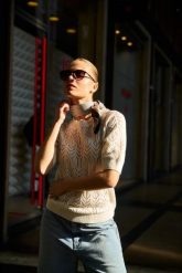 Ażurowy sweter beżowy. Brązowe swetry damskie MOODO, l, w ażurowe wzory, z bawełny, bez kołnierzyka, bez ramiączek, bez kaptura. Za 109.99 zł.