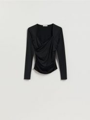 Drapowana bluzka - czarny. Czarne bluzki damskie Reserved, l, bez wzorów, z dzianiny, bez kołnierzyka, bez ramiączek. Za 79.99 zł.