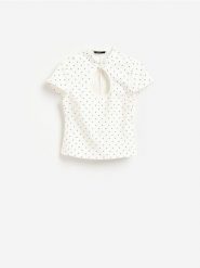 Bluzka z wycięciem - złamana biel. Bluzki damskie Reserved, l, bez wzorów, z tkaniny, bez kołnierzyka, bez ramiączek. Za 119.99 zł.