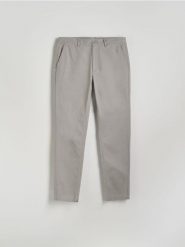 Bawełniane spodnie chino slim - szary. Szare spodnie materiałowe męskie Reserved, l, bez wzorów, z bawełny. W wyprzedaży za 79.99 zł.