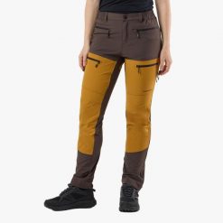 Spodnie outdoor Hiking damska Swedemount Lofoten Stretch Pants szybkoschnące. Brązowe spodnie sportowe damskie SWEDEMOUNT, bez wzorów, z tkaniny, outdoorowe. Za 399.99 zł.