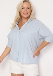 Jasnoniebieska Bawełniana Koszula z Krótkim Rękawem w Ozdobne Kropki Tinasenna. Niebieskie bluzki damskie Born2be, plus size, bez wzorów, z bawełny, biznesowe, bez kołnierzyka, plus size, bez ramiączek. Za 79.99 zł.