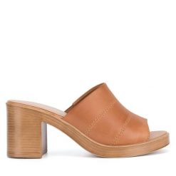 Klapki Lasocki. Brązowe klapki damskie Lasocki, bez wzorów, bez obcasa. Za 169.99 zł.