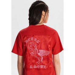 Koszulka z satynową aplikacją - Czerwony. T-shirty damskie marki Cropp. Za 49.99 zł.