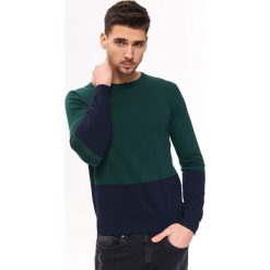 SWETER MULTIKOLOROWY. Swetry przez głowę męskie marki TOP SECRET. W wyprzedaży za 59.99 zł.