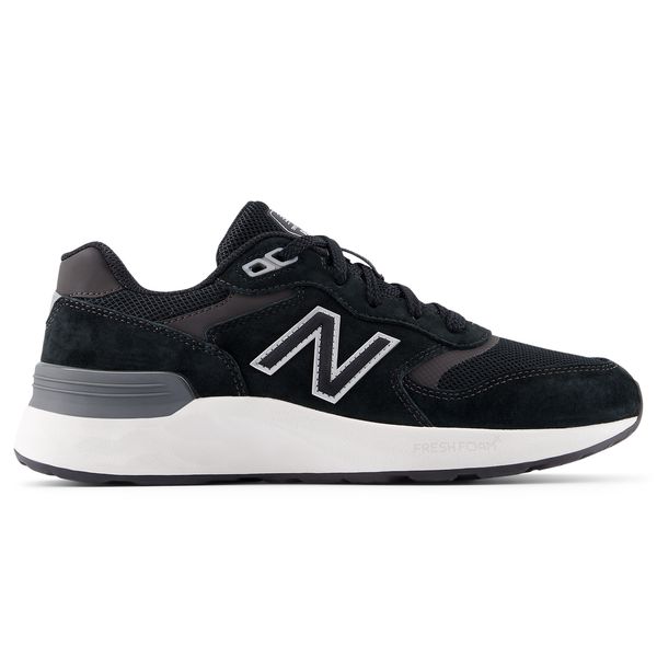 Buty damskie New Balance WW880BB7 – czarne. Czarne obuwie sportowe damskie New Balance, bez wzorów, z gumy, na fitness i siłownię. Za 499.99 zł.