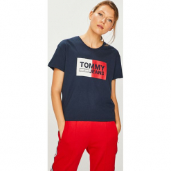 Tommy Jeans - Top. Brązowe topy damskie Tommy Jeans, z nadrukiem, z bawełny, z okrągłym kołnierzem, z krótkim rękawem. Za 159.90 zł.