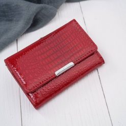 Portfel damski skórzany lakierowany mały czerwony croco z RFID SP-27-CRD. Czerwone portfele damskie bez wzorów, z lakierowanej skóry. Za 99.00 zł.